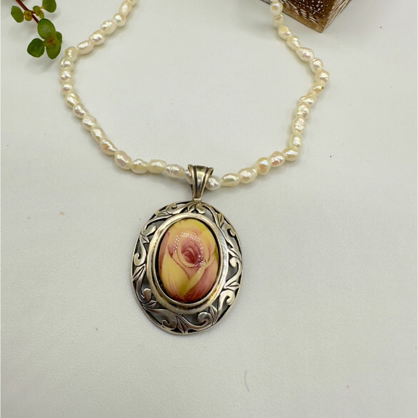 Vintage Jezlaine Porcelain Rose 925 Pendant Freshwater Pearl Necklace